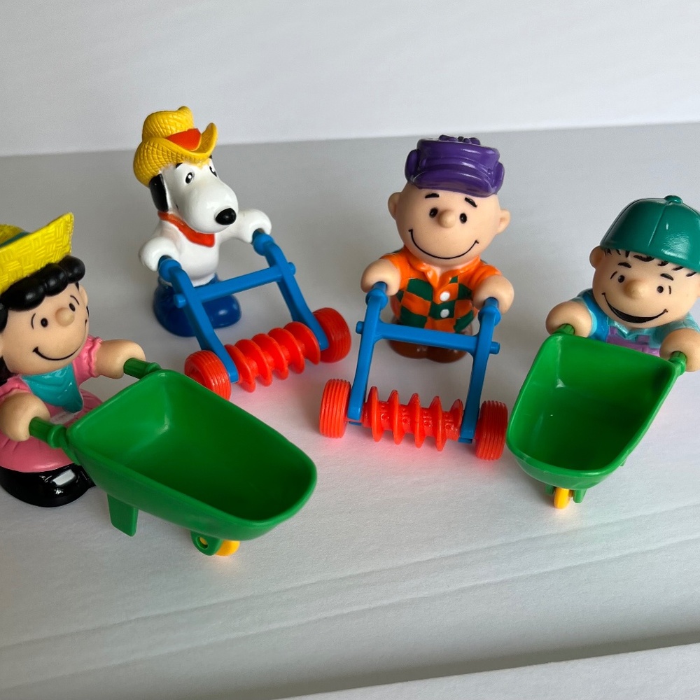 Peanuts Gang Farmer Snoopy, Charlie Brown, Linus, Lucy 3 inch lot of 4 vtg